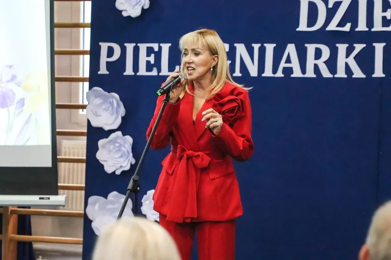 Powiatowe obchody Dnia Pielęgniarek i Położnych. Doceniono pielęgniarki, położne i pielęgniarza (zdjęcia, wideo)