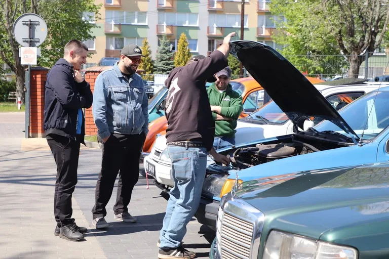 Klasyczne i zabytkowe auta przyciągnęły tłumy miłośników motoryzacji (zdjęcia, wideo)