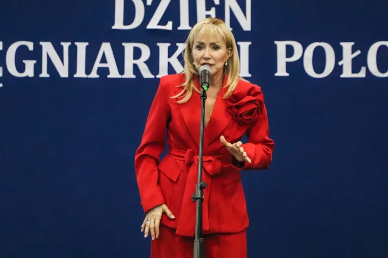 Powiatowe obchody Dnia Pielęgniarek i Położnych. Doceniono pielęgniarki, położne i pielęgniarza (zdjęcia, wideo)