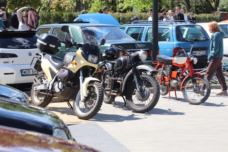 Klasyczne i zabytkowe auta przyciągnęły tłumy miłośników motoryzacji (zdjęcia, wideo)