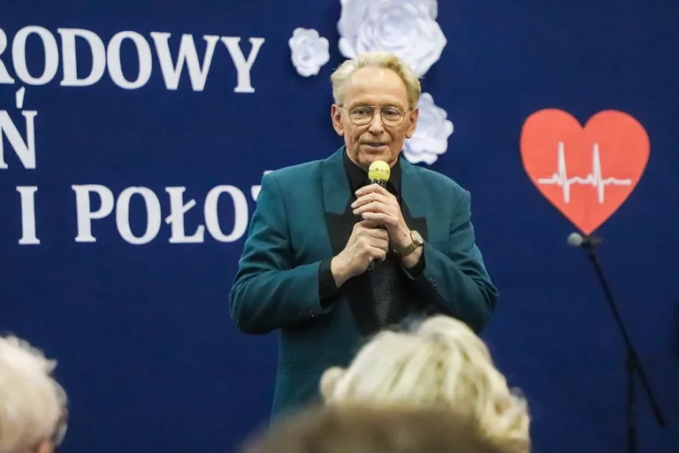 Powiatowe obchody Dnia Pielęgniarek i Położnych. Doceniono pielęgniarki, położne i pielęgniarza (zdjęcia, wideo)