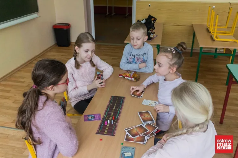 Gry i zabawy świetlicowe w "czwórce" (zdjęcia)