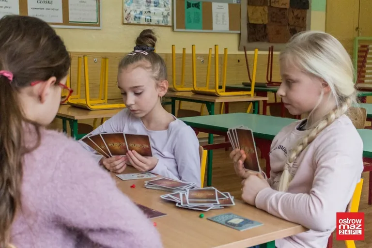 Gry i zabawy świetlicowe w "czwórce" (zdjęcia)
