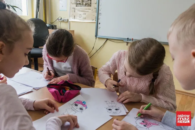 Gry i zabawy świetlicowe w "czwórce" (zdjęcia)