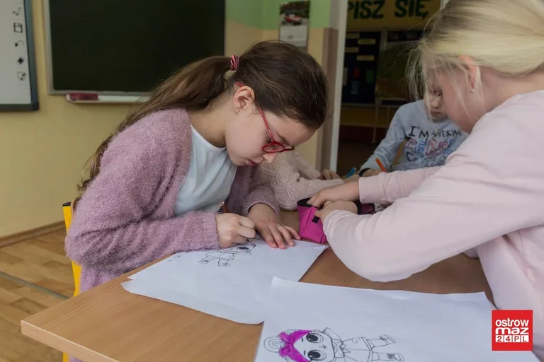 Gry i zabawy świetlicowe w "czwórce" (zdjęcia)