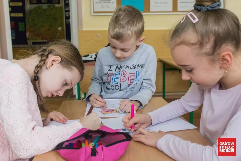Gry i zabawy świetlicowe w "czwórce" (zdjęcia)
