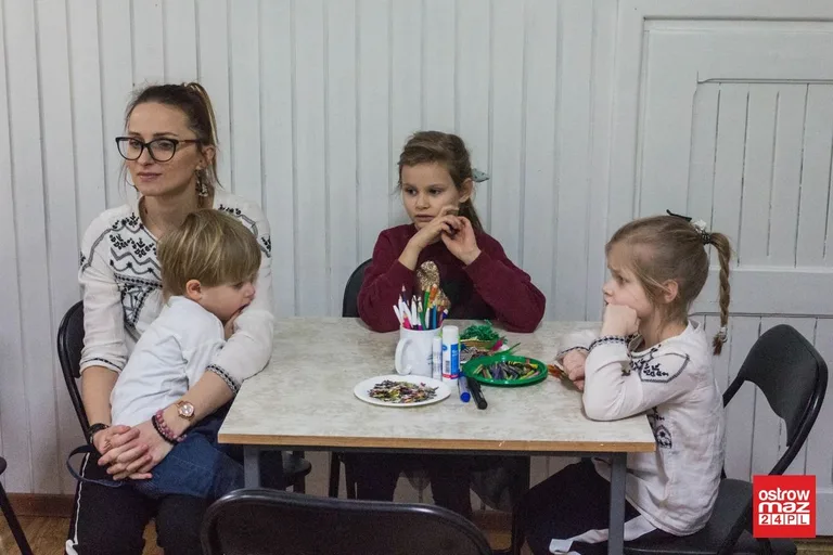 Zabawa dzieci w bibliotece (zdjęcia, wideo)