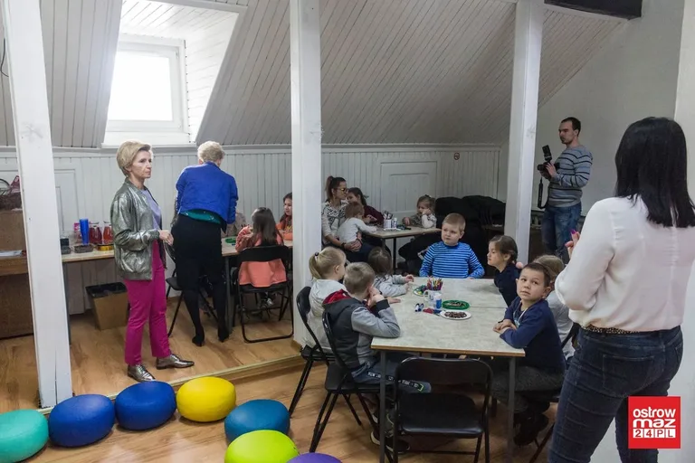 Zabawa dzieci w bibliotece (zdjęcia, wideo)