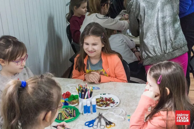 Zabawa dzieci w bibliotece (zdjęcia, wideo)