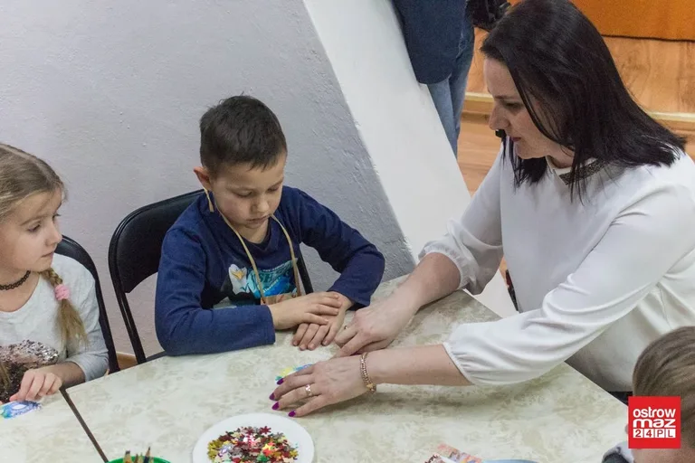 Zabawa dzieci w bibliotece (zdjęcia, wideo)