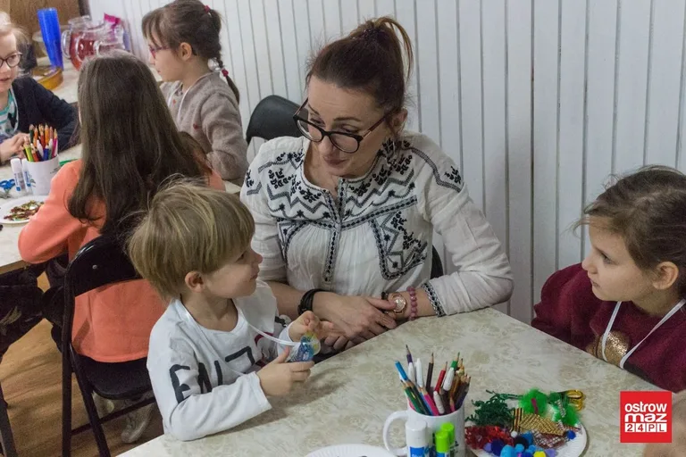 Zabawa dzieci w bibliotece (zdjęcia, wideo)