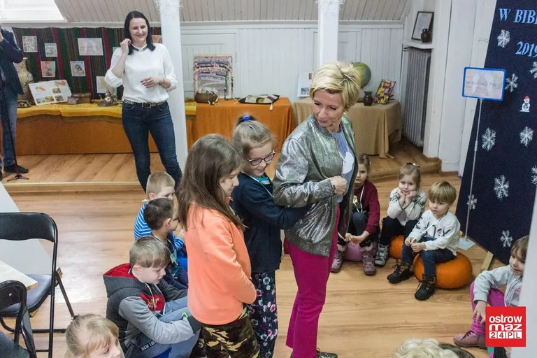 Zabawa dzieci w bibliotece (zdjęcia, wideo)