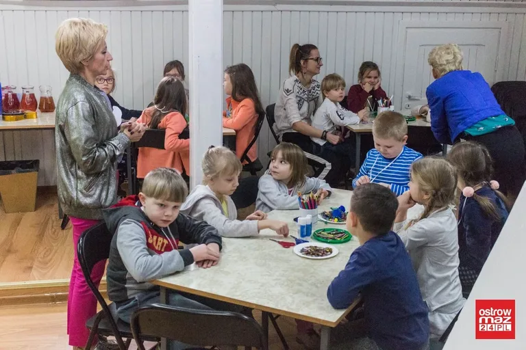 Zabawa dzieci w bibliotece (zdjęcia, wideo)