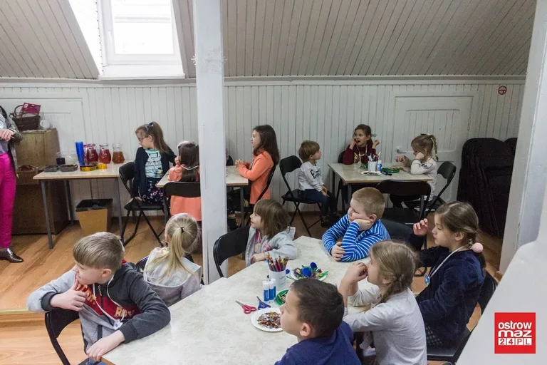 Zabawa dzieci w bibliotece (zdjęcia, wideo)