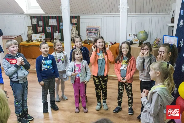 Zabawa dzieci w bibliotece (zdjęcia, wideo)