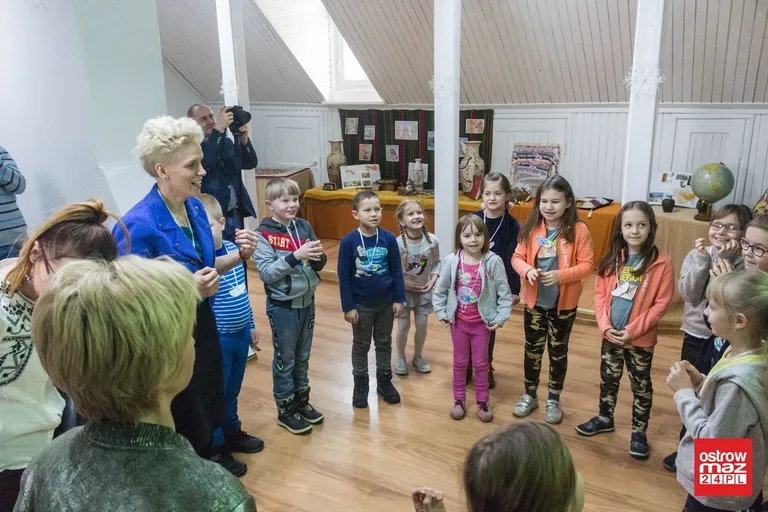 Zabawa dzieci w bibliotece (zdjęcia, wideo)