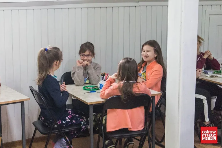 Zabawa dzieci w bibliotece (zdjęcia, wideo)