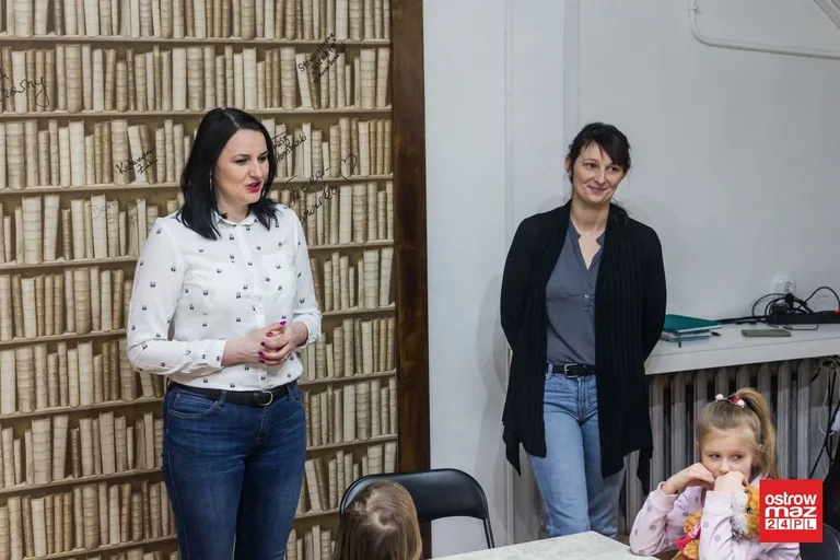Zabawy logopedyczne w bibliotece (zdjęcia)