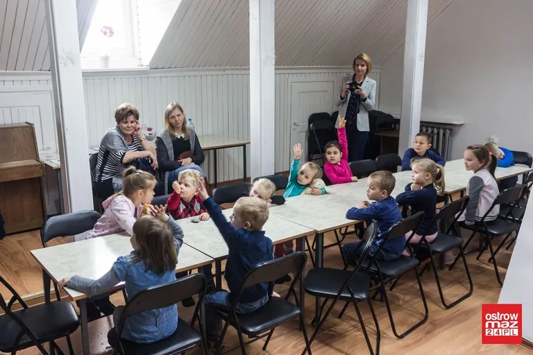 Zabawy logopedyczne w bibliotece (zdjęcia)