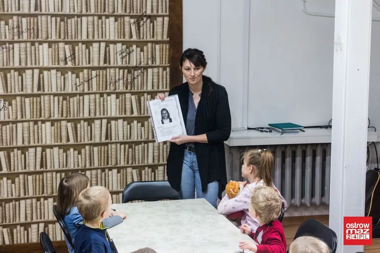 Zabawy logopedyczne w bibliotece (zdjęcia)
