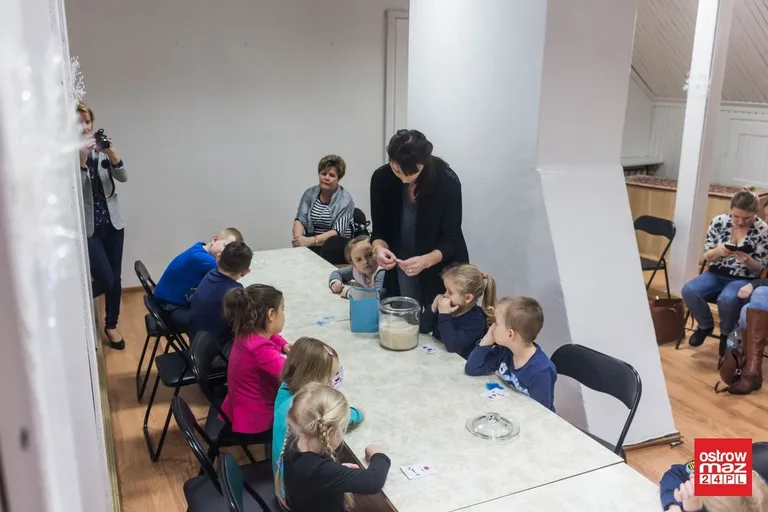 Zabawy logopedyczne w bibliotece (zdjęcia)