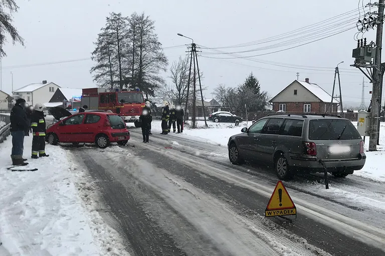 Dwa zdarzenia drogowe w jednym miejscu (zdjęcia)