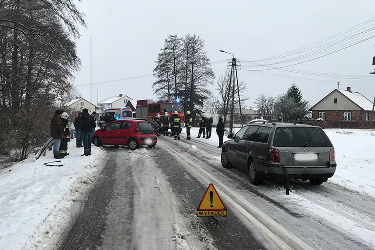 Dwa zdarzenia drogowe w jednym miejscu (zdjęcia)