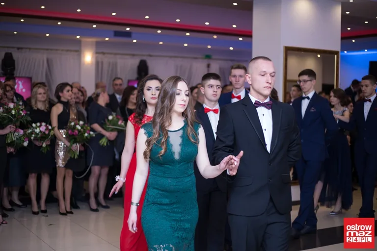 Podróż w czasie. Studniówka "Kopernika" (zdjęcia, wideo)