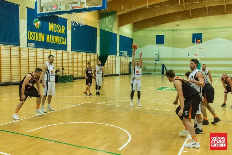 Sokół lepszy od Hutnika przy Trębickiego (zdjęcia, wideo)
