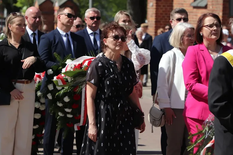 Huk salwy, dźwięk orkiestry i tłumy mieszkańców. Tak Ostrów uczciła Święto Konstytucji 3 Maja (zdjęcia, wideo)
