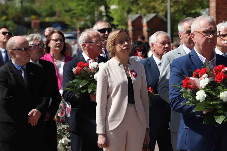 Huk salwy, dźwięk orkiestry i tłumy mieszkańców. Tak Ostrów uczciła Święto Konstytucji 3 Maja (zdjęcia, wideo)