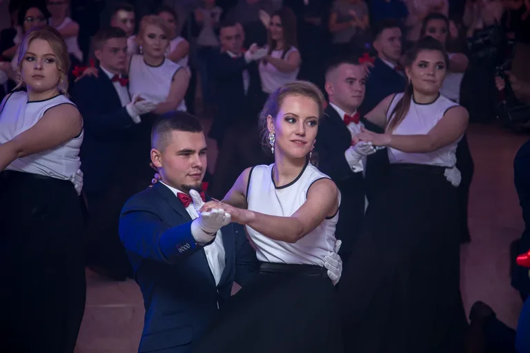 Kolejna porcja zdjęć i wideo z balu studniówkowego Rubinka