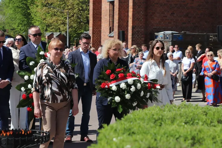 Huk salwy, dźwięk orkiestry i tłumy mieszkańców. Tak Ostrów uczciła Święto Konstytucji 3 Maja (zdjęcia, wideo)