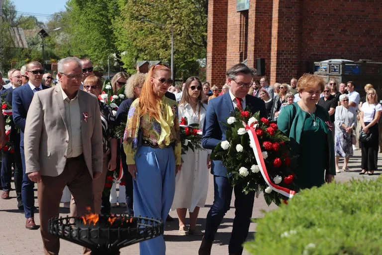 Huk salwy, dźwięk orkiestry i tłumy mieszkańców. Tak Ostrów uczciła Święto Konstytucji 3 Maja (zdjęcia, wideo)