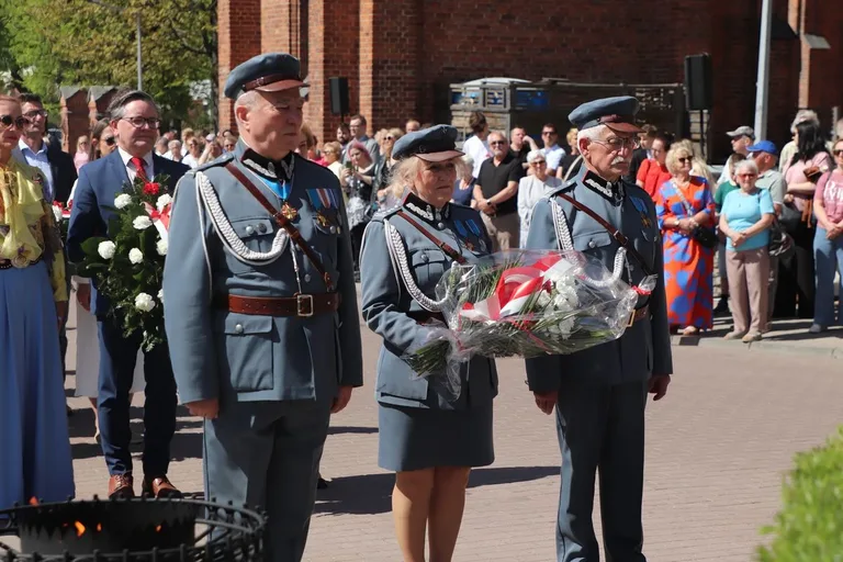Huk salwy, dźwięk orkiestry i tłumy mieszkańców. Tak Ostrów uczciła Święto Konstytucji 3 Maja (zdjęcia, wideo)