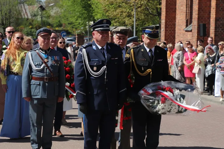 Huk salwy, dźwięk orkiestry i tłumy mieszkańców. Tak Ostrów uczciła Święto Konstytucji 3 Maja (zdjęcia, wideo)