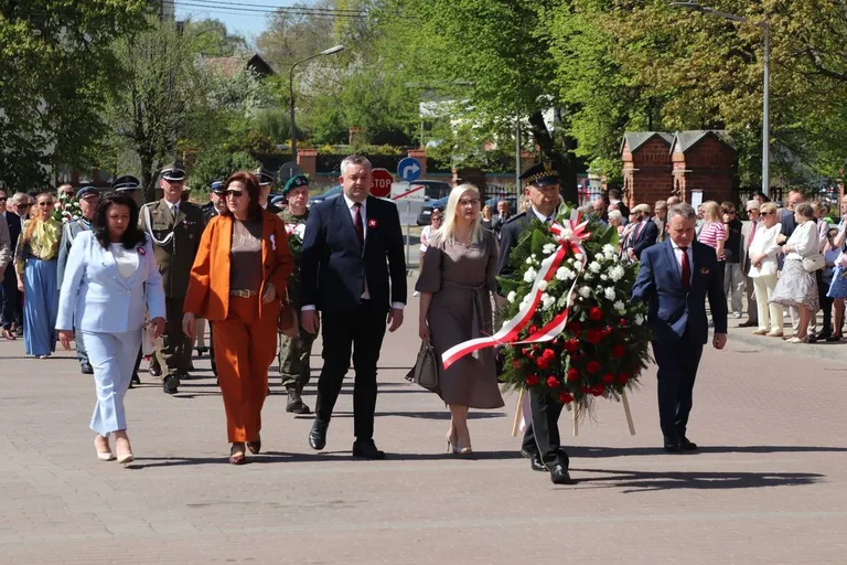 Huk salwy, dźwięk orkiestry i tłumy mieszkańców. Tak Ostrów uczciła Święto Konstytucji 3 Maja (zdjęcia, wideo)