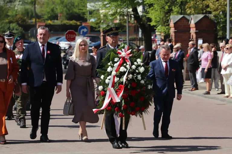 Huk salwy, dźwięk orkiestry i tłumy mieszkańców. Tak Ostrów uczciła Święto Konstytucji 3 Maja (zdjęcia, wideo)
