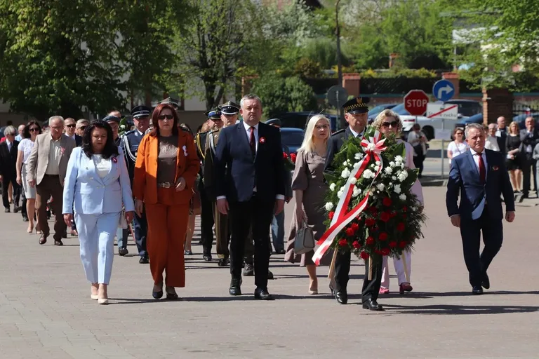 Huk salwy, dźwięk orkiestry i tłumy mieszkańców. Tak Ostrów uczciła Święto Konstytucji 3 Maja (zdjęcia, wideo)
