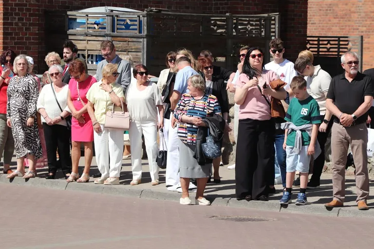 Huk salwy, dźwięk orkiestry i tłumy mieszkańców. Tak Ostrów uczciła Święto Konstytucji 3 Maja (zdjęcia, wideo)