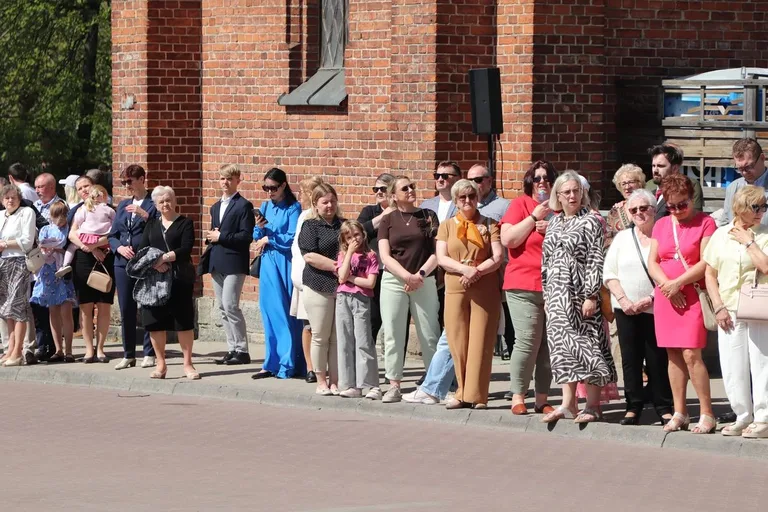 Huk salwy, dźwięk orkiestry i tłumy mieszkańców. Tak Ostrów uczciła Święto Konstytucji 3 Maja (zdjęcia, wideo)