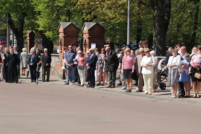 Huk salwy, dźwięk orkiestry i tłumy mieszkańców. Tak Ostrów uczciła Święto Konstytucji 3 Maja (zdjęcia, wideo)