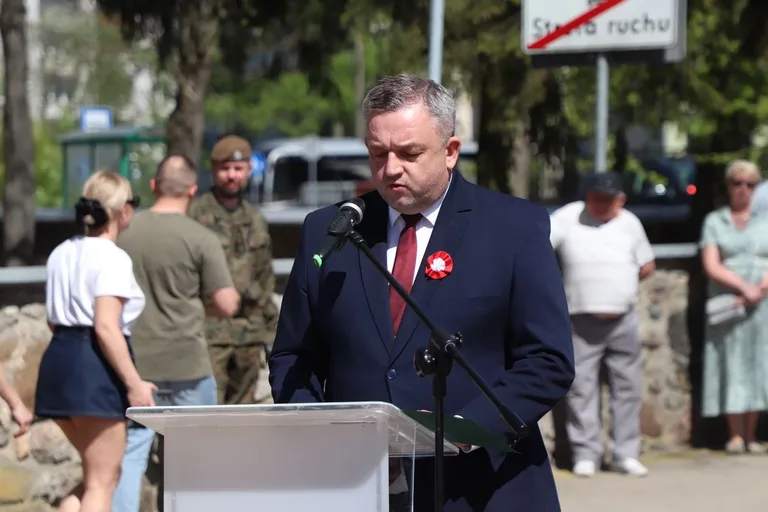 Huk salwy, dźwięk orkiestry i tłumy mieszkańców. Tak Ostrów uczciła Święto Konstytucji 3 Maja (zdjęcia, wideo)