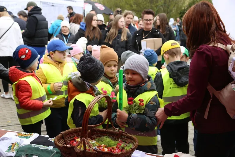 Przynieśli surowce wtórne, dostali rośliny. Nasza akcja: Piknik na zielono w Ostrowi Mazowieckiej. Zdjęcia, wideo