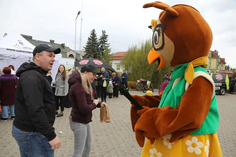Przynieśli surowce wtórne, dostali rośliny. Nasza akcja: Piknik na zielono w Ostrowi Mazowieckiej. Zdjęcia, wideo