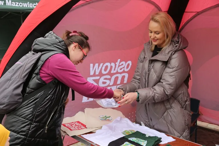 Przynieśli surowce wtórne, dostali rośliny. Nasza akcja: Piknik na zielono w Ostrowi Mazowieckiej. Zdjęcia, wideo