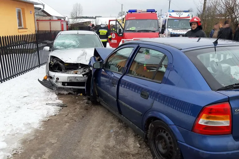 Czołowe zderzenie opla i forda w Błędnicy (zdjęcia)