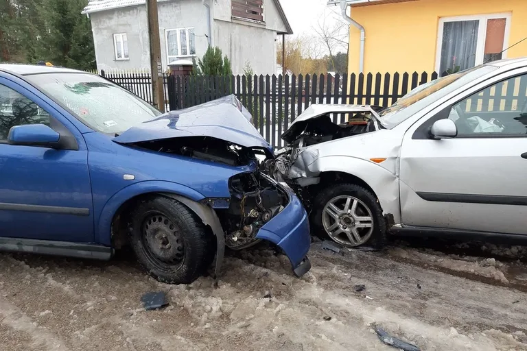 Czołowe zderzenie opla i forda w Błędnicy (zdjęcia)