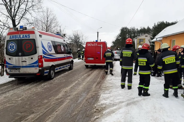 Czołowe zderzenie opla i forda w Błędnicy (zdjęcia)