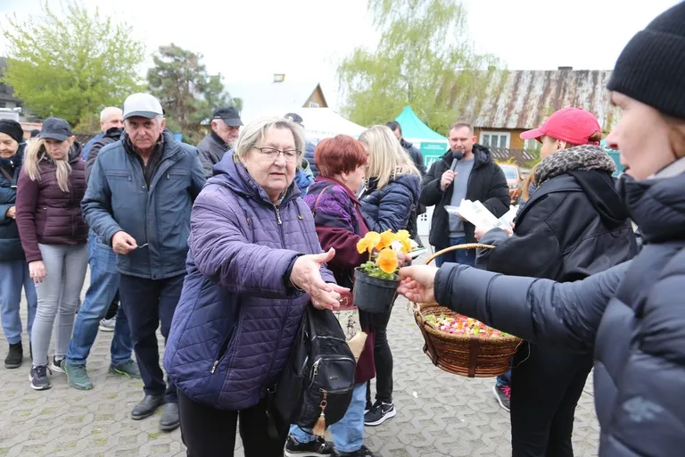 Przynieśli surowce wtórne, dostali rośliny. Nasza akcja: Piknik na zielono w Ostrowi Mazowieckiej. Zdjęcia, wideo
